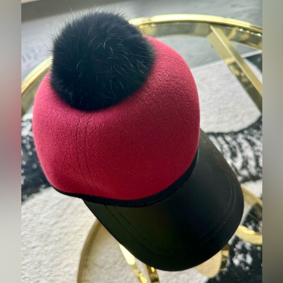 BCBG hat with fur Pom Pom - Picture 2 of 3